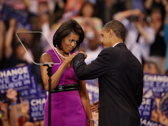باراك أوباما وزوجته ميشيل  في تجمع ليلة الانتخابات في مركز أكسيل للطاقة2008